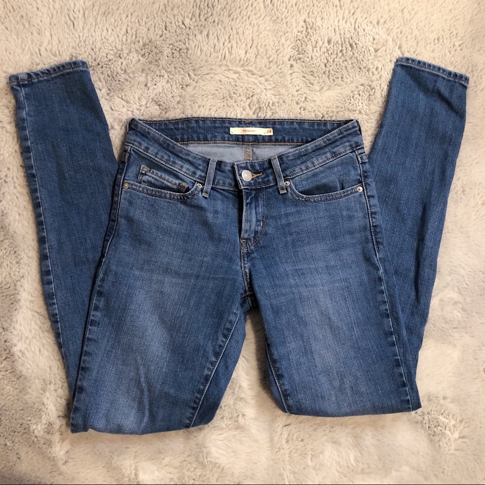 levi’s low rise blue skinny jeans